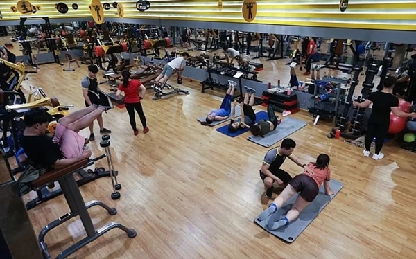 Local residents keep fit at a gym in Saigon’s District 3. Photo by VnExpress/Quynh Tran.