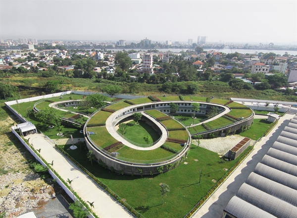 Nghia’s firm designed a “farming kindergarten” in Vietnam for children whose parents work in a nearby shoe factory. Food is grown on the school’s continuous green roof. Photo: Hiroyuki Ok