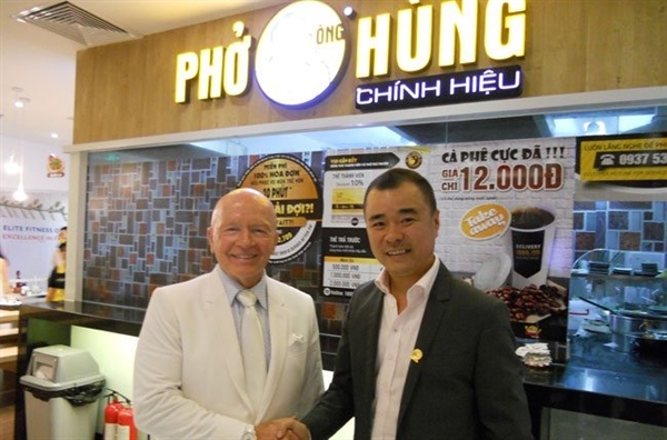 Ông Huy Nhật (áo đen) và tỷ phú Mark Mobius tại cửa hàng Phở ông Hùng. Ảnh: Huy Việt Nam.