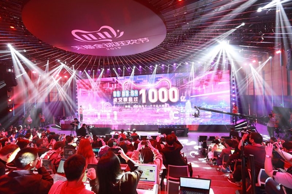 Một màn hình cho thấy doanh số bán hàng của Alibaba vượt quá 100 tỷ nhân dân tệ sau một giờ trong Ngày độc thân 2019