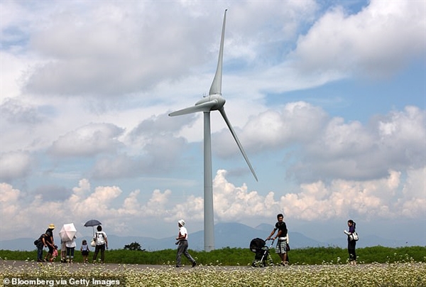 Đất nông nghiệp Fukushima trở nên không sử dụng được sau vụ nổ hạt nhân năm 2011 đang được chuyển đổi thành nhà máy điện gió và năng lượng mặt trời để gửi điện tới Tokyo
