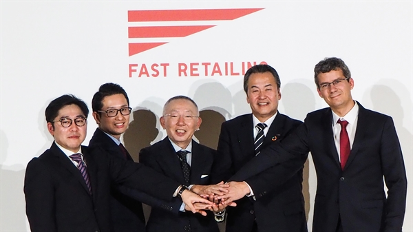 Giám đốc điều hành Fast Retailing, Tadashi Yanai (ở giữa), cho biết Uniqlo đang hướng tới tự động hóa hoàn toàn các kho hàng của mình trong vòng 5 năm. Ảnh: Rurika Imahashi