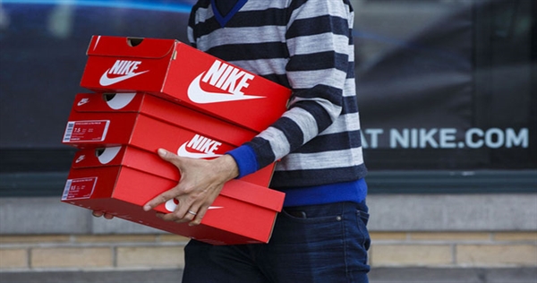 Nike gỡ toàn bộ sản phẩm bày bán trên Amazon, kết thúc ‘cuộc tình’ với trang thương mại điện tử đình đám nhất thế giới. Ảnh: theverge