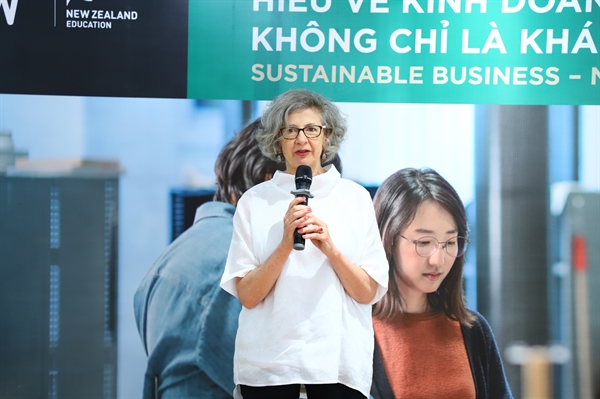 Bà Karlene Davis - Tổng Lãnh sự kiêm Tham tán Thương mại New Zealand tại Việt Nam chia sẻ về tư duy bền vững của người New Zealand tại Hội thảo