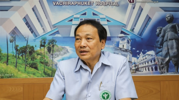 Chalermpong Sukontapol, giám đốc bệnh viện Vachira Phuket, nói với Nikkei Asian Review về cuộc chiến khó khăn của anh với những hóa đơn chưa thanh toán. (Ảnh của Kentaro Iwamoto)