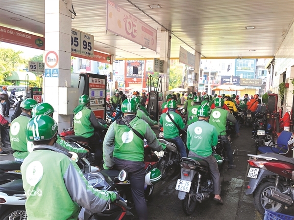 MoMo's promotion program at petroleum station receives strong support from drivers. Photo courtesy of MoMo