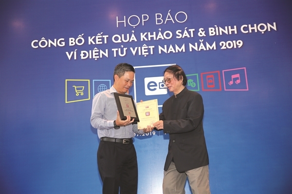 MoMo receives an award in Vietnam. Photo: Quy Hoa