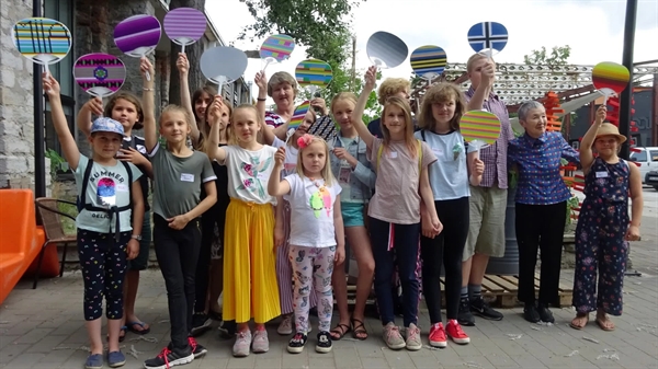 Trẻ em Estonia khoe những người hâm mộ 