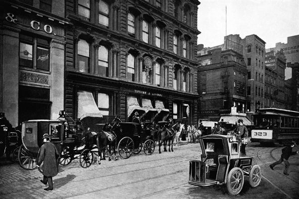 Tiffany, khoảng năm 1899, tại New York. Thương hiệu 182 tuổi này đã cố gắng xây dựng lại hoạt động kinh doanh của mình, ẢNH: BUYENLARGE