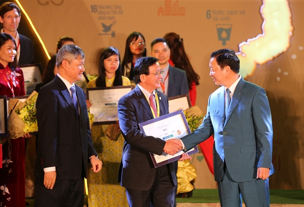 Bộ trưởng Bộ Tài nguyên và Môi trường Trần Hồng Hà (phải) và Phó chủ tịch VCCI Võ Tân Thành (trái) trao Chứng nhận Top 10 doanh nghiệp bền vững 2019 cho đại diện HDBank – ông Nguyễn Thành Đô, Phó Chủ tịch HĐQT.