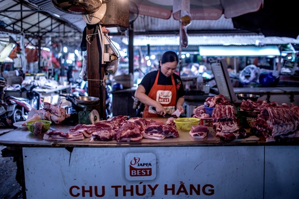 Một hàng thịt lợn tại một ngôi chợ ở Hà Nội. Ảnh: Bloomberg