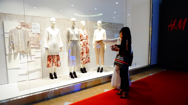 Customers look at clothes displayed at H&M new store in Da Nang. Photo: Dat  