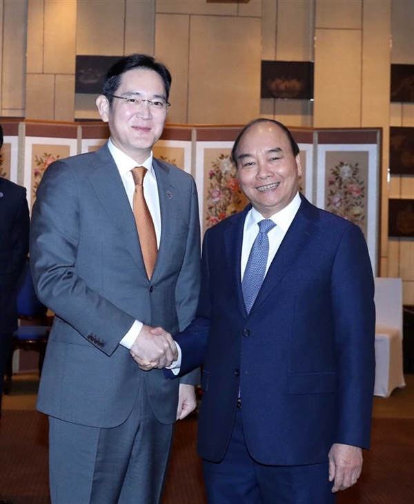 Phó chủ tịch Samsung Lee Jae-yong (trái) và Thủ tướng Việt Nam Nguyễn Xuân Phúc bắt tay nhau sau cuộc họp tại Grand Hyatt Seoul