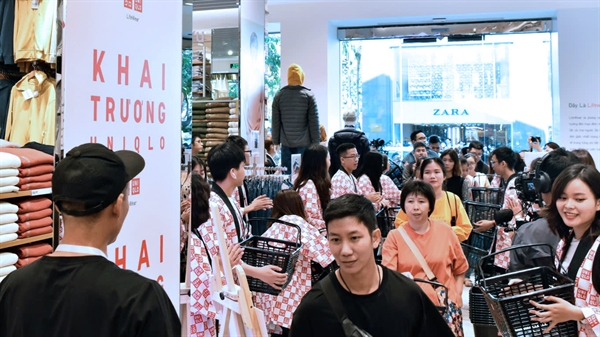 Vietnamese shoppers swarm their country's first Uniqlo store, in Ho Chi Minh City, on its opening day. (Photo by Yoshihiro Hara)