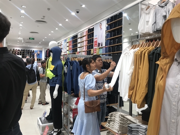 First customers visit Uniqlo Dong Khoi. Photo: Diem Trang 