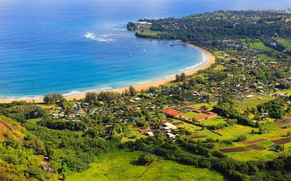 Năm 2014, Mark Zuckerberg chi hơn 100 triệu USD cho 2 mẫu đất rộng hơn 303 ha trên đảo Kauai, thuộc quần đảo Hawaii. Anh cùng vợ đang lên kế hoạch xây dựng một căn biệt thự 2 phòng ngủ rộng hơn 566 m2 trên bất động sản này. Ảnh: The Telegraph. 
