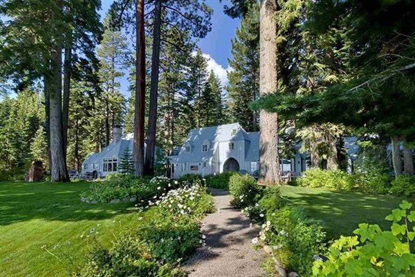 Ngôi nhà thứ 2 bên hồ Tahoe mà Zuckerberg mua là một căn biệt thự mang phong cách giản dị với 8 phòng ngủ và 9 phòng tắm. Ảnh: Oliver Lux.