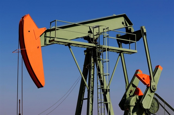 Giá dầu đã sụt giảm giảm mạnh trong thập kỷ qua. Ảnh: Reuters