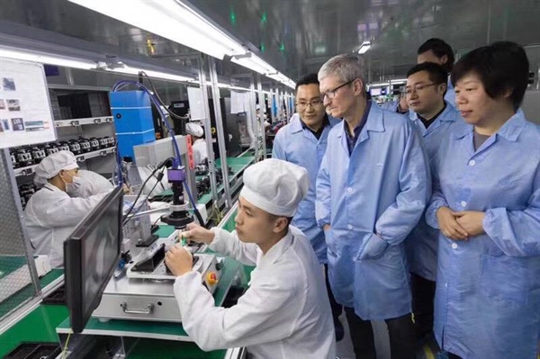 CEO Apple - Tim Cook ghé thăm nhà máy sản xuất AirPods tại Trung Quốc