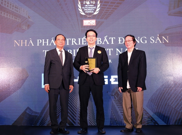 Đại diện Công ty Khang Điền nhận giải thưởng Nhà phát triển bất động sản tiêu biểu 2019