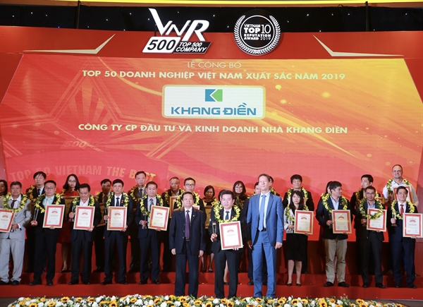 Đại diện Công ty Khang Điền nhận giải thưởng Top 50 doanh nghiệp Việt Nam xuất sắc nhất 2019