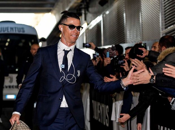 Cristiano Ronaldo kiem va tieu tien nhu the nao?