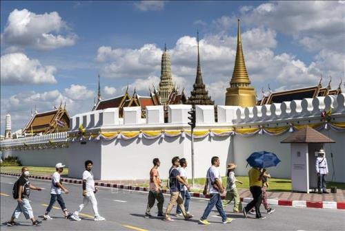 Khách du lịch thăm quan Cung điện Hoàng gia Thái Lan ở thủ đô Bangkok. Ảnh: AFP/TTXVN