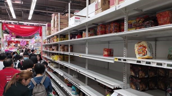 Người dân Singapore đổ xô mua lương thực và nhu yếu phẩm tích trữ trước lo ngại về tình hình dịch bệnh ngày 7/2. Ảnh: Channel NewsAsia.