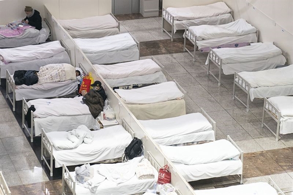 Bệnh nhân ở tại bệnh viện tạm thời ở Vũ Hán vào ngày 05/02. Nguồn: Bloomberg.