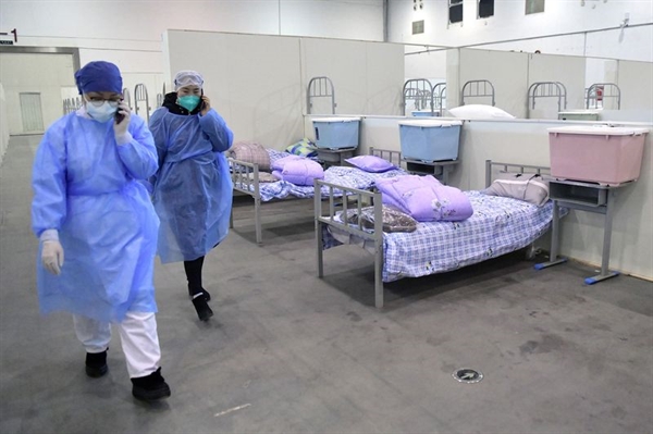 Nhân viên y tế ở một đơn vị chăm sóc bệnh nhân tại Vũ Hán. Nguồn: Bloomberg.