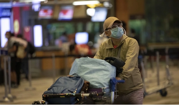 Người du lịch đeo khẩu trang trong sân bay. Nguồn: SCMP