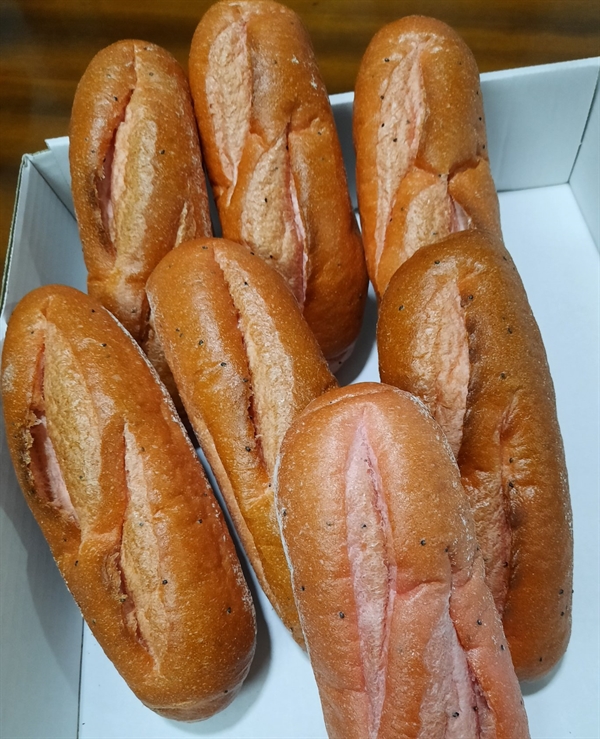 Bánh mì làm từ thanh long có màu đậm hơn so với loại bánh mì thông thường, nhưng mùi vị rất ngon. Nguồn ảnh: facebook bà Vu Kim Hanh