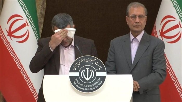 Thủ trưởng Y tế Iran (bên trái) đổ mồ hôi trong lúc phát biểu trong ngày thứ Hai (22/02)