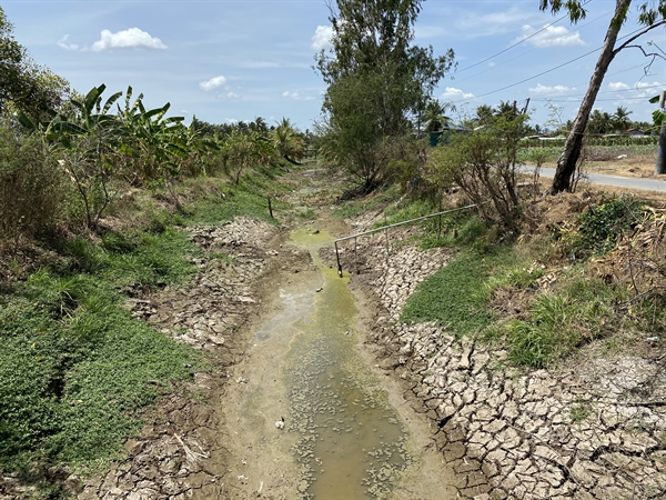 A canal in Cho Gao district in Tien Giang district has no water. Photo: Huu Chi