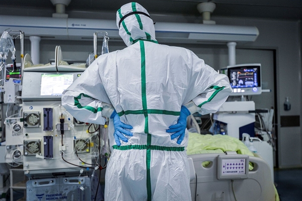 Bác sĩ xem xét bệnh nhân nhiễm virus corona tại bệnh viện ở Vũ Hán. Nguồn: Bloomberg
