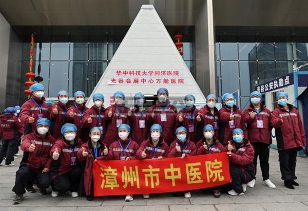 Hình ảnh các nhân viên y tế chụp ở bên ngoài bệnh viện dã chiến ở Trung tâm Hội nghị & Triển lãm Thung lũng Quang học Trung Quốc tại Vũ Hán. Bệnh viên đã bị đóng cửa trong ngày 06/03. Nguồn: Tân Hoa Xã