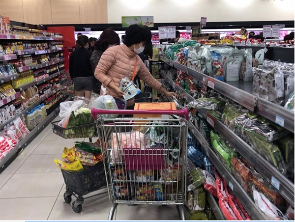 Hàng hóa tại các siêu thị đảm bảo cung cấp đủ nhu cầu của người dân. 