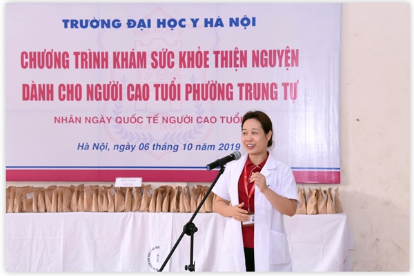 PGS.TS. Hồ Thị Kim Thanh, Chủ tịch Công đoàn Trường Đại học Y Hà Nội,  người khởi xướng tổ chức phong trào cũng trực tiếp khám sức khỏe cho các cụ Người cao tuổi