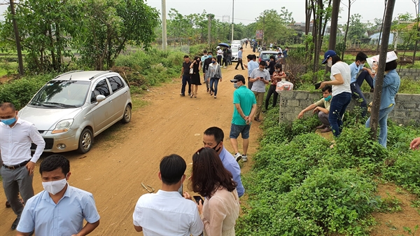 Hàng trăm nhà đầu tư đã đổ về khu vực xã Đồng Trúc, huyện Thạch Thất để tìm kiếm cơ hội đầu tư, lướt sóng. Ảnh: baogiaothong.vn