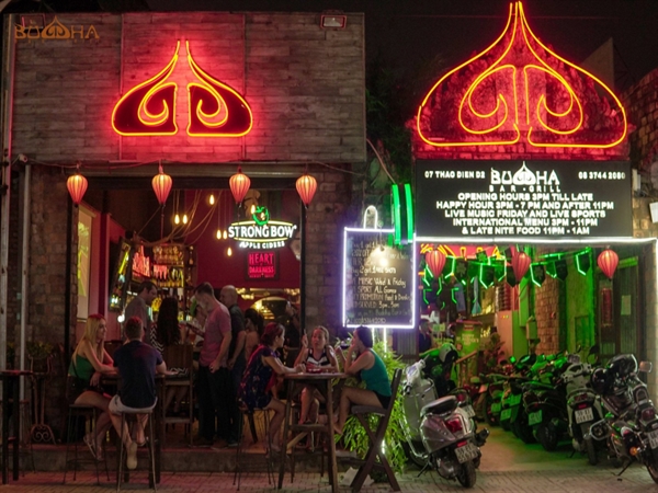 Eight people found contracted coronavirus after visiting the bar. Photo: VnExpress