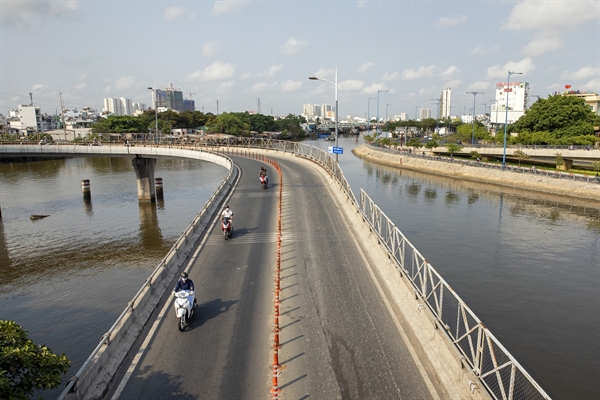 Motorcyclists ride along a near-empty Nguyen Van Cu Bridge during a partial lockdown imposed due to the coronavirus in Ho Chi Minh city, Vietnam on April 1.Photographer: Maika Elan/Bloomberg