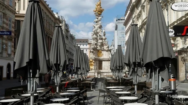 Một quán ăn nhẹ tại Vienna, Áo đóng cửa vì đại dịch. Ảnh: Reuters
