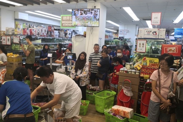các siêu thị trở thành nơi ưa thích để mua sắm sau khi chính phủ Singapore áp dụng phong tỏa một phần để ngăn chặn sự lây lan trong đại dịch COVID-19. Nguồn ảnh: thestar