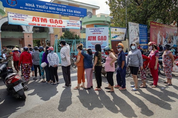 People line up to get rice.Photographer: Maika Elan/Bloomberg