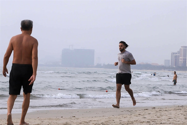 A foreign man jogs on a beach in Da Nang City, April 23, 2020. Photo by VnExpress/Nguyen Dong.
