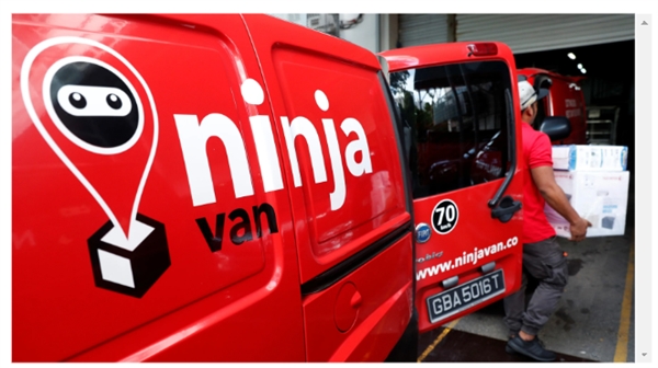 Một nhân viên Ninja Van dỡ xe tải giao hàng của mình tại văn phòng của họ ở Singapore. © Reuters