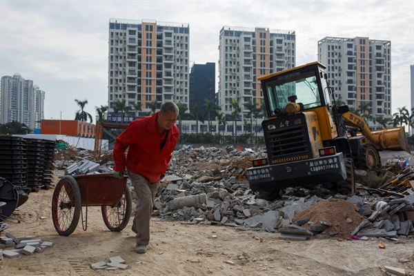 Tại Trung Quốc, các công ty bất động sản đang lâm vào rủi ro vỡ nợ lớn nhất do thị trường bất động sản trì trệ, doanh số giảm mạnh