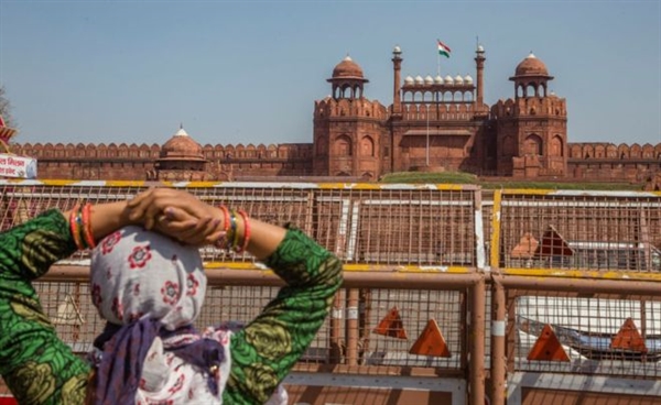 Các di tích nổi tiếng của Ấn Độ - như Pháo đài đỏ thế kỷ 16 ở Delhi - đã bị đóng cửa cho du khách để ngăn chặn các cuộc tụ họp lớn.