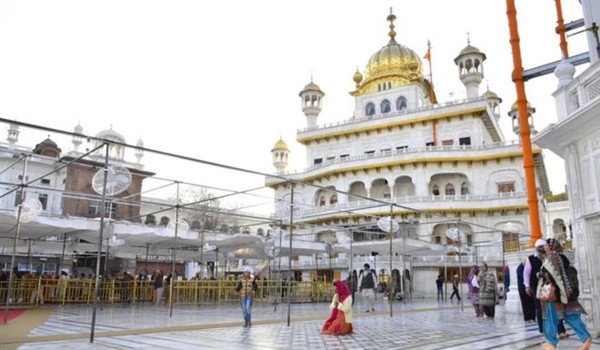 Nhiều địa điểm tâm linh, bao gồm Đền Vàng, một trong những ngôi đền linh thiêng nhất trong đạo Sikh vẫn mở cửa, mặc dù lượng người đến đây rất thưa thớt.