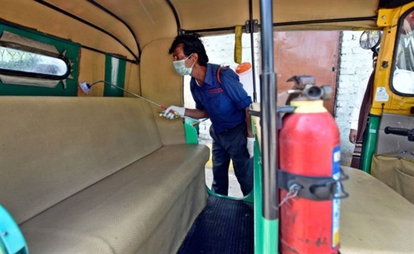 Các quan chức thành phố ở Delhi đã bắt đầu vệ sinh xe khách và taxi để ngăn chặn sự lây lan của virus.